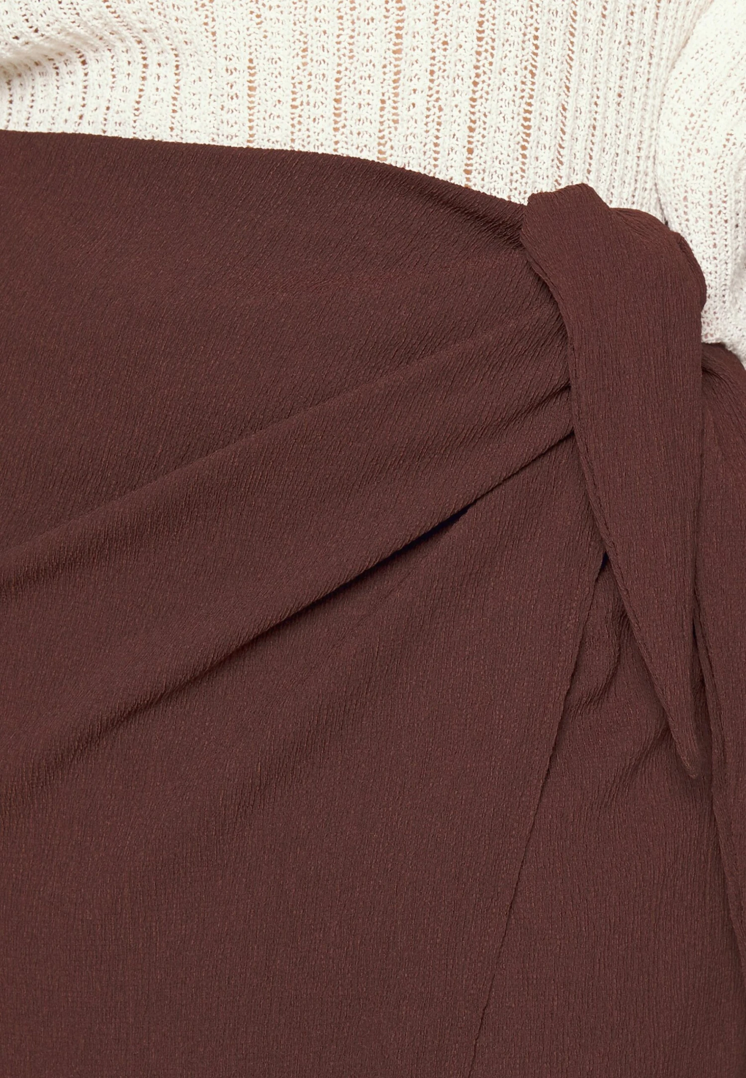 Curvy Textured Sarong Midi Skirt - Jupe Portefeuille - Brown 8 Curvy Textured Sarong Midi Skirt - Jupe Portefeuille - Brown – Image 6