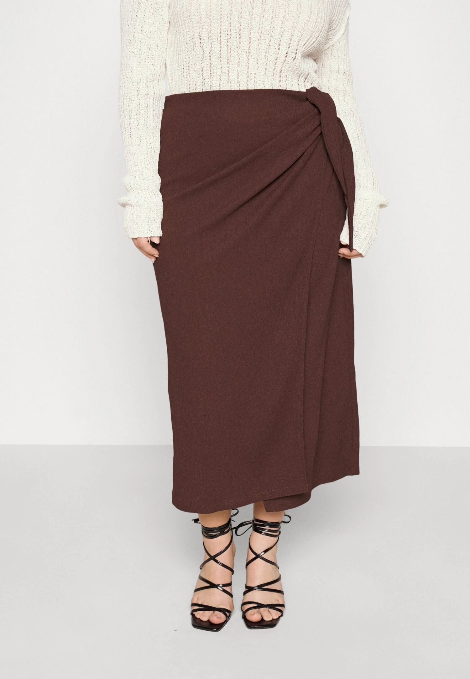 Curvy Textured Sarong Midi Skirt - Jupe Portefeuille - Brown 3 Curvy Textured Sarong Midi Skirt - Jupe Portefeuille - Brown