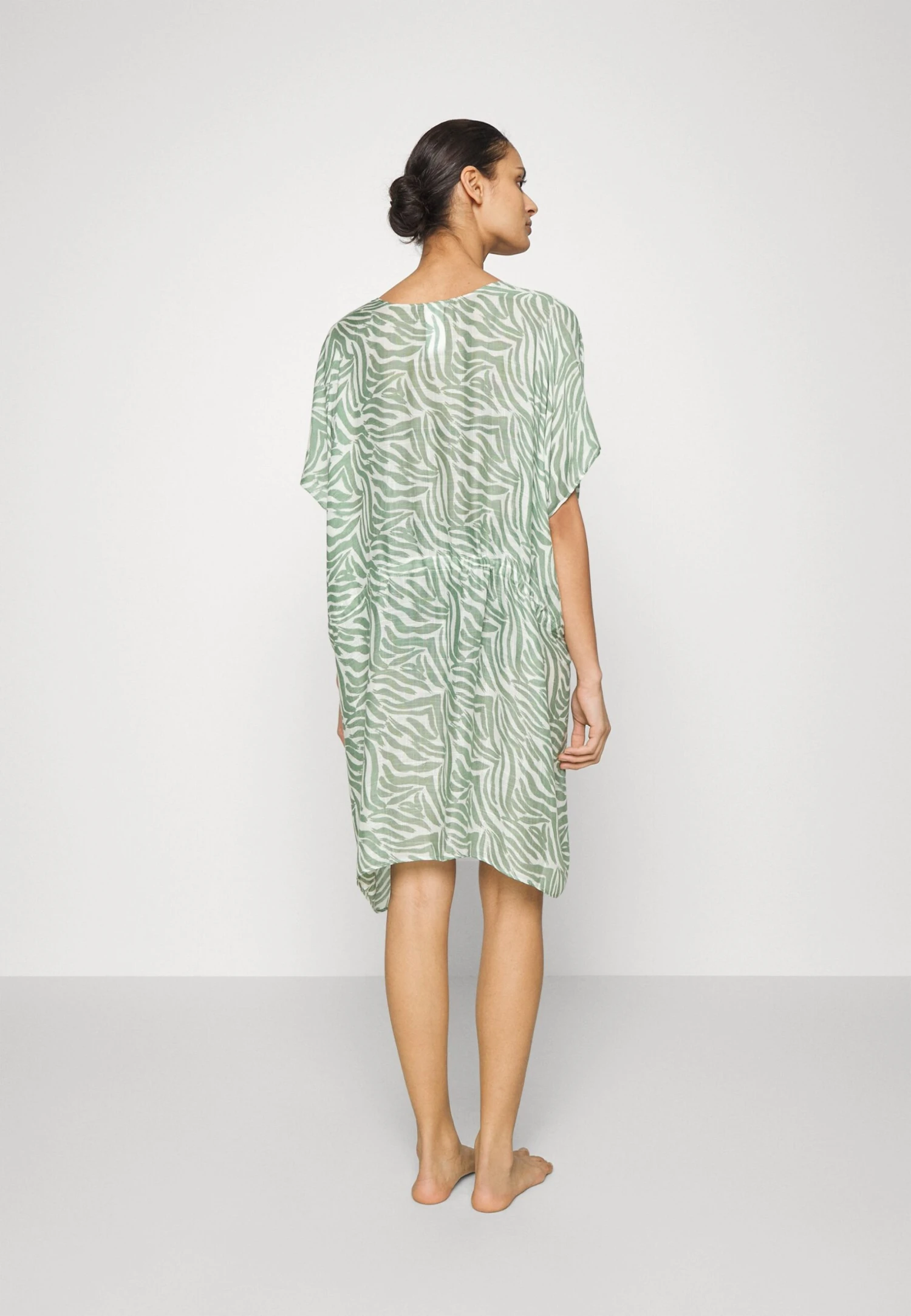 Anna Field Printed Short Kimono / 606 - Khaki_003 - Off-White - Accessoire De Plage - Khaki/Off-White 5 Anna Field Printed Short Kimono / 606 - Khaki_003 - Off-White - Accessoire De Plage - Khaki/Off-White – Image 3